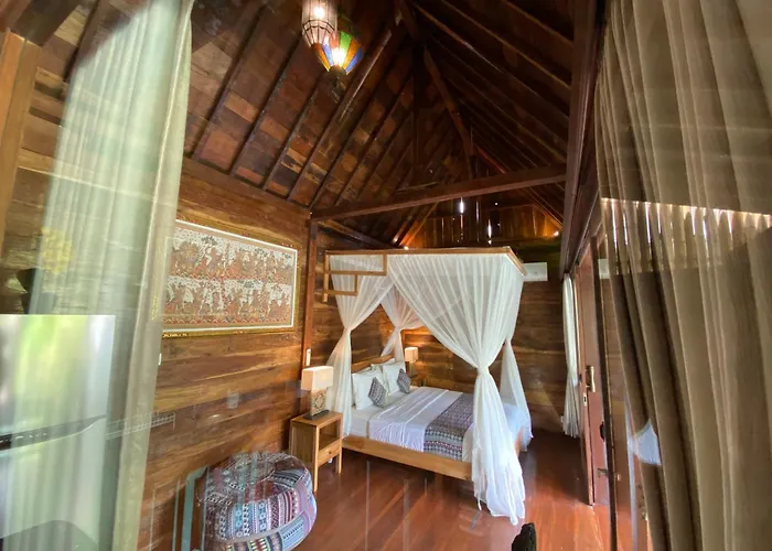 Rumah Lumbung The Wooden House Maison d'hôtes